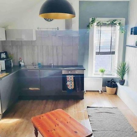 Cosy Top Floor Flat! Self Check-In & Free Parking Appartamento Blackpool Esterno foto