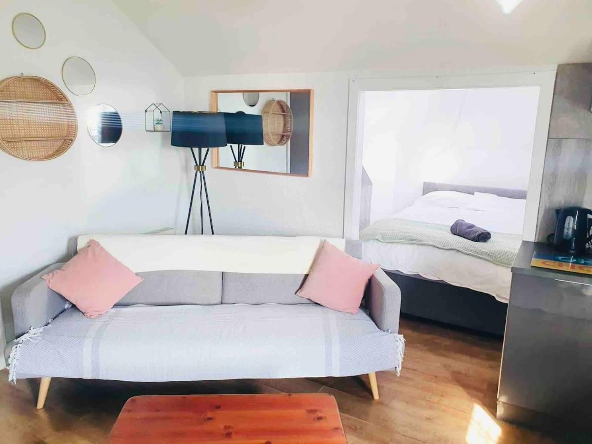 Cosy Top Floor Flat! Self Check-In & Free Parking Appartamento Blackpool Esterno foto