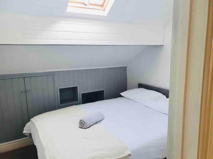 Cosy Top Floor Flat! Self Check-In & Free Parking Appartamento Blackpool Esterno foto