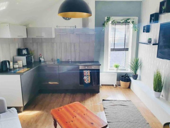 Cosy Top Floor Flat! Self Check-In & Free Parking Appartamento Blackpool Esterno foto
